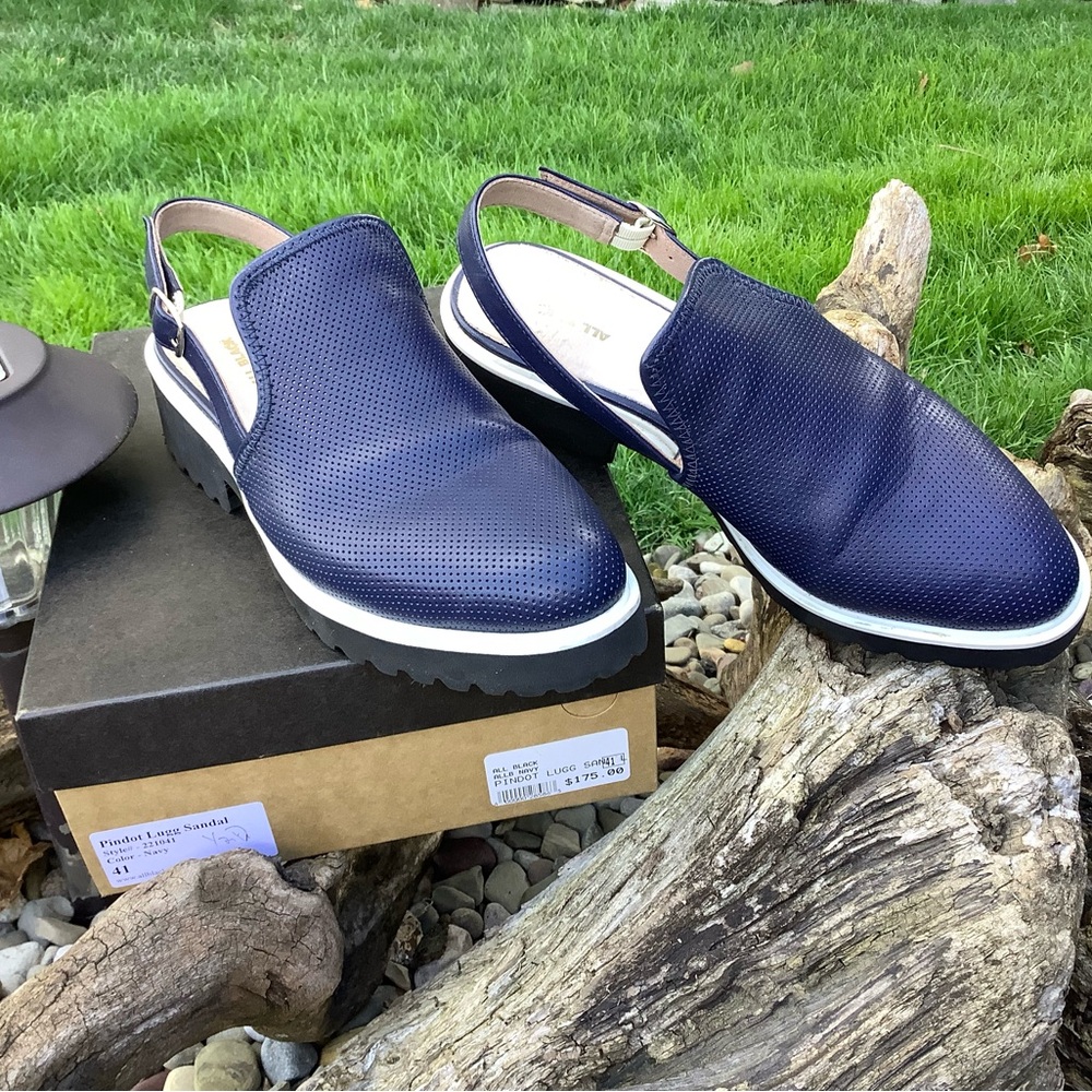 Women’s Navy Leather Pindot Lugg Sandal Sz 41 like New.